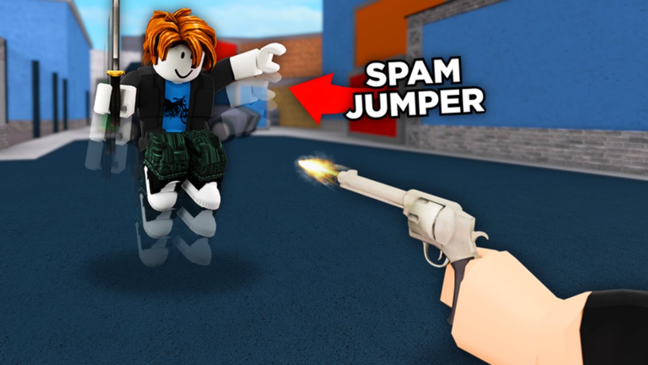 Revolver à la première personne tirant sur un mannequin sautant étiqueté Spam Jumper dans MM2 Aim Trainer 2